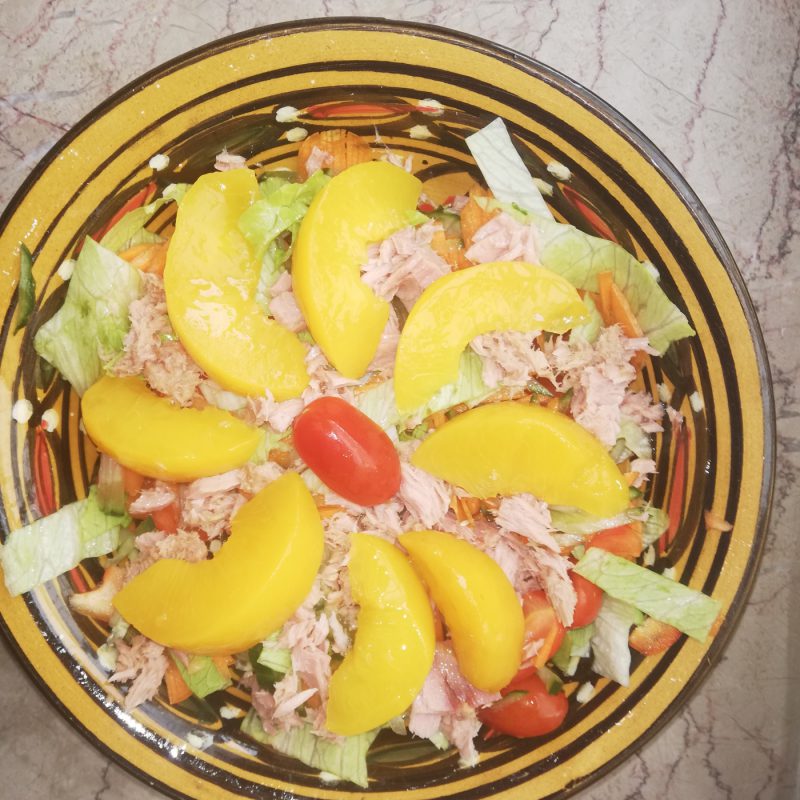 Salade met perzik en tonijn