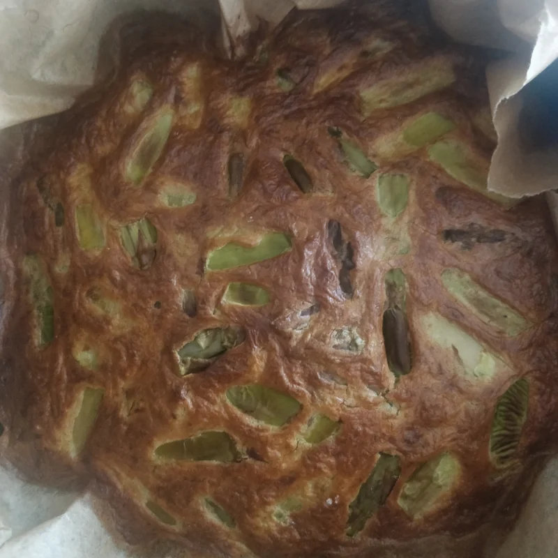 Hartige cake met groene asperges en geitenkaas